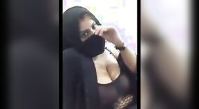 인도의 주부 지방 허벅지와 큰 가슴 옷을 벗고 노출 그녀의 털이 엉덩이 0 최소 0 초