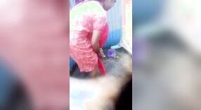 Adolescente indienne découverte devant la caméra pendant le bain 1 minute 50 sec