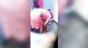 10代のインド人の少女は、お風呂でカメラで発見されました 2 分 00 秒
