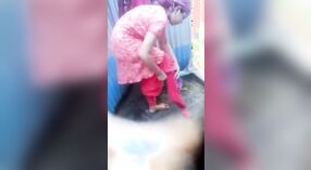Adolescente ragazza indiana scoperto sulla macchina fotografica durante il bagno 2 min 10 sec