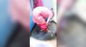 किशोर भारतीय लड़की की खोज की कैमरे पर स्नान के दौरान 2 मिन 20 एसईसी