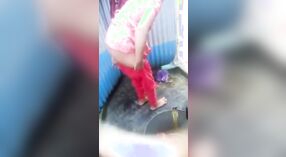 10代のインド人の少女は、お風呂でカメラで発見されました 2 分 30 秒
