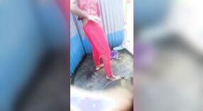 Adolescente ragazza indiana scoperto sulla macchina fotografica durante il bagno 2 min 40 sec