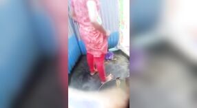 Genç Hint kız discovered üzerinde kamera sırasında banyo 2 dakika 50 saniyelik