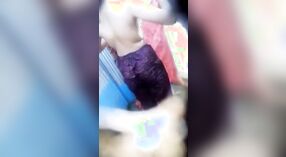 Gadis remaja India ditemukan di depan kamera saat mandi 0 min 0 sec