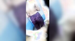 Adolescente ragazza indiana scoperto sulla macchina fotografica durante il bagno 0 min 30 sec