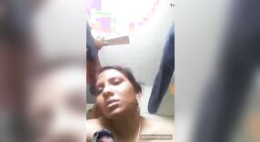 Любительская тамильская девушка доставляет себе удовольствие интенсивной мастурбацией на камеру 1 минута 20 сек