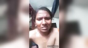 Une amatrice tamoule se fait plaisir avec un doigté intense devant la caméra 2 minute 20 sec