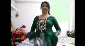 بھارتی خوبصورتی undressing اور ویب کیم پر آمادہ 1 کم از کم 20 سیکنڈ