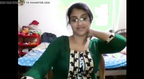 भारतीय सौंदर्य कपड्यांवर आणि वेबकॅमवर मोहित करणे 2 मिन 20 सेकंद