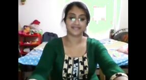 Kecantikan India menanggalkan pakaian dan menggoda di webcam 2 min 40 sec