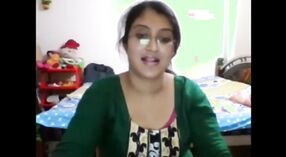 Indische Schönheit ausziehen und verlockend in Webcam 3 min 00 s