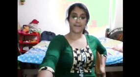 Kecantikan India menanggalkan pakaian dan menggoda di webcam 3 min 40 sec