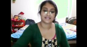 Indische Schönheit ausziehen und verlockend in Webcam 4 min 00 s
