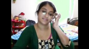 Kecantikan India sing undressing lan narik kawigaten ing webcam 4 min 20 sec