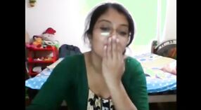 Kecantikan India menanggalkan pakaian dan menggoda di webcam 4 min 40 sec
