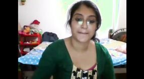 Kecantikan India sing undressing lan narik kawigaten ing webcam 5 min 00 sec