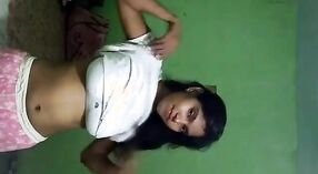 Una adolescente india cachonda acariciando sus grandes pechos 0 mín. 0 sec