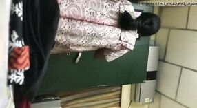 ఇన్నోసెంట్ లాక్స్మిస్ ఆమె ఆంధ్ర మదర్స్ దుస్తుల మార్పు యొక్క రహస్య రికార్డింగ్ 0 మిన్ 30 సెకను