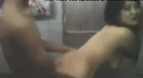 رجل هندي يمارس الجنس مع امرأة شابة جذابة في الحمام 2 دقيقة 20 ثانية