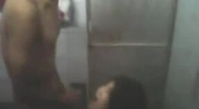 رجل هندي يمارس الجنس مع امرأة شابة جذابة في الحمام 3 دقيقة 30 ثانية