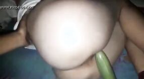 Indiase tante geniet hardcore seks met een grote komkommer en penis 3 min 20 sec