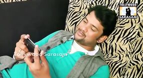 このインドのポルノビデオで、魅惑的なテルグ語の主婦と彼女の恋人との間の蒸し暑い出会い 1 分 20 秒