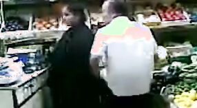 Тетенька предается анальному сексу на открытом воздухе в продуктовом магазине 2 минута 00 сек