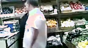 Тетенька предается анальному сексу на открытом воздухе в продуктовом магазине 0 минута 40 сек