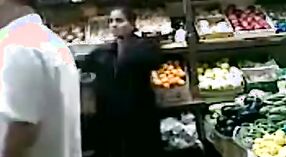 Тетенька предается анальному сексу на открытом воздухе в продуктовом магазине 1 минута 00 сек