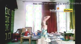Seorang gadis muda Punjabi memamerkan payudaranya yang menarik sambil menari 3 min 00 sec