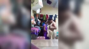 Das junge indische Mädchen beteiligt sich mit ihrem Onkel sexuelle Aktivitäten 0 min 0 s