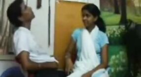 Młoda uczennica Kannada cieszy się intymną chwilą 2 / min 00 sec