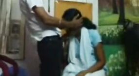 Genç Kannada kız öğrenci samimi anın tadını çıkarıyor 3 dakika 40 saniyelik