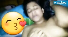 Genç bir Hintli kolej kızı ve kuzeninin evde cinsel faaliyette bulunduğu amatör porno 6 dakika 50 saniyelik