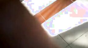 భారతదేశానికి చెందిన టీన్ గర్ల్ ఫ్రెండ్ ఉత్సాహభరితమైన బ్లోజాబ్ ఇస్తుంది మరియు ఆమె ప్రేమికుల పురుషాంగం నడుపుతుంది 4 మిన్ 00 సెకను