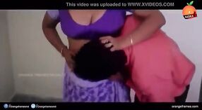 インドのポルノ映画でのデジドクターズの情熱的な出会い 2 分 10 秒