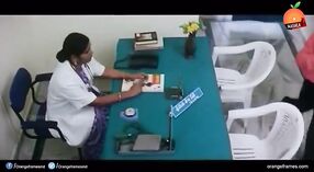 インドのポルノ映画でのデジドクターズの情熱的な出会い 0 分 30 秒