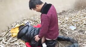 Nepalczyk uprawia seks ze swoją dziewczyną na świeżym powietrzu, aż osiągnie orgazm 3 / min 50 sec