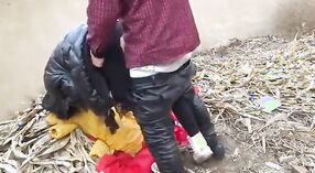 Непальский мужчина занимается сексом со своей девушкой на открытом воздухе, пока она не достигает оргазма 6 минута 10 сек