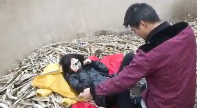 Непальский мужчина занимается сексом со своей девушкой на открытом воздухе, пока она не достигает оргазма 9 минута 40 сек