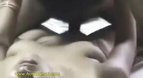 Une adolescente indienne aux seins chauds se fait baiser dans une chambre d'hôtel 3 minute 40 sec