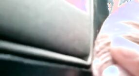 Een geil Indisch meisje fondles een mooi lul op een bus 1 min 30 sec