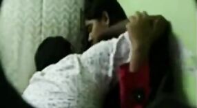 In het geheim opgenomen beelden van Indiase leraar en student die zich bezighouden met seksuele activiteit 1 min 20 sec