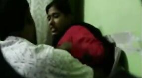 In het geheim opgenomen beelden van Indiase leraar en student die zich bezighouden met seksuele activiteit 1 min 50 sec