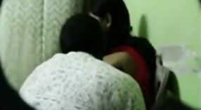 Heimlich aufgezeichnete Filmmaterial von indischer Lehrer und Schüler, die sexuelle Aktivitäten betreiben 2 min 20 s
