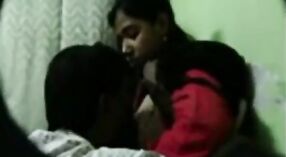 In het geheim opgenomen beelden van Indiase leraar en student die zich bezighouden met seksuele activiteit 0 min 0 sec