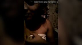 Une femme mariée d'un village indien se déshabille et se baigne 1 minute 00 sec