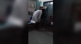 Indiase broer neukt in geheim voor de eerste tijd 1 min 20 sec