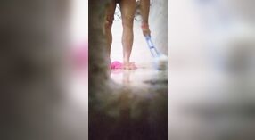인도 아줌마 크고 털이 가슴에 노출되는 동안 목욕에 숨겨진 카메라 0 최소 0 초